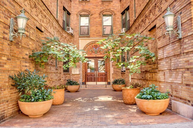 Building Photo - 226 E 70th St
