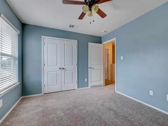 Building Photo - 180 Housefinch Loop