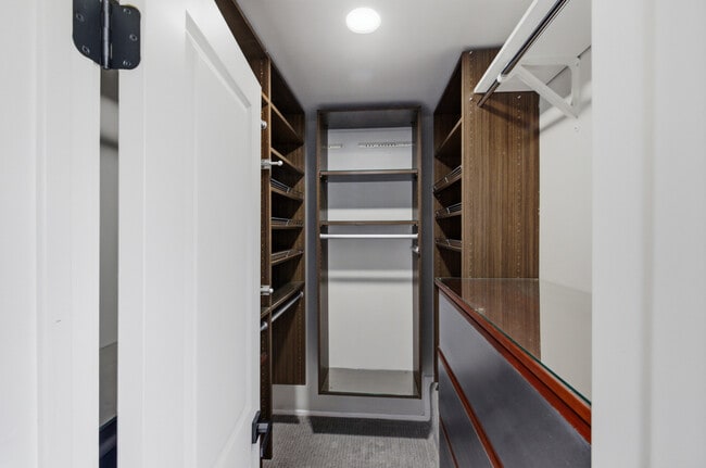 Building Photo - 1941 Quaker Hollow Ln