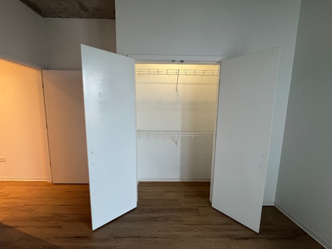 Building Photo - 1601 W Division St