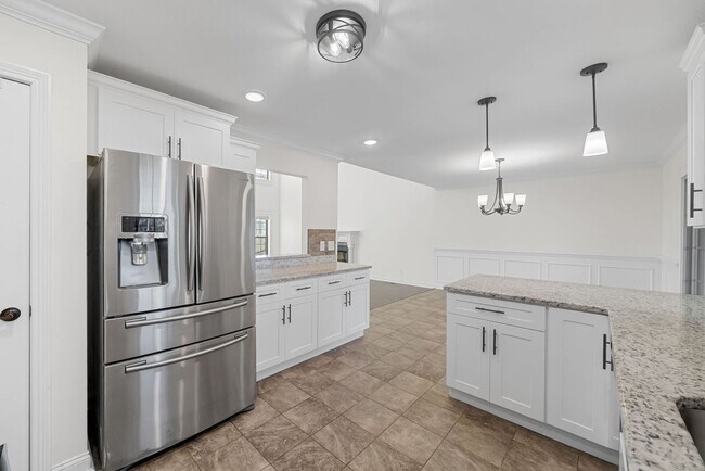 Building Photo - Pet Friendly Four Bedroom with Bonus!