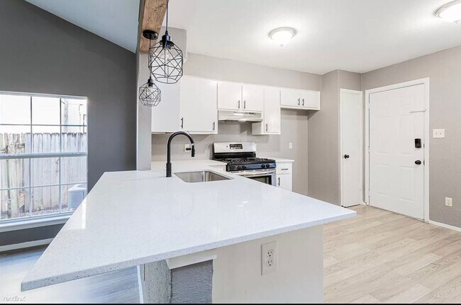 Building Photo - 4900 E Stassney Ln