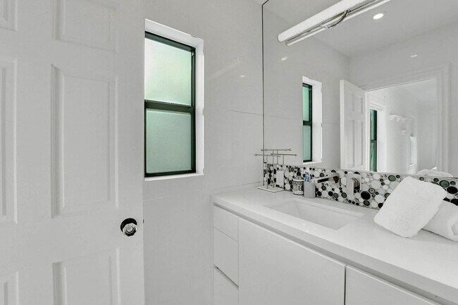 Building Photo - 614 Poinciana Dr