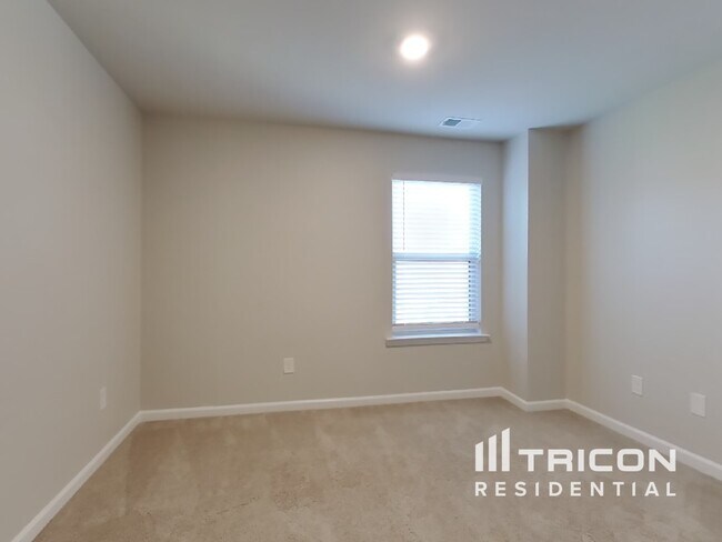 Building Photo - 52 Carriage Hls Dr SE