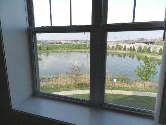 Building Photo - 101 Pointe Dr