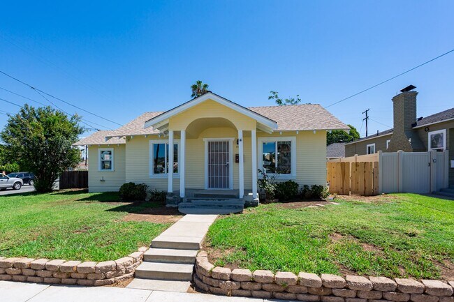 Building Photo - 303 S Sunshine Ave