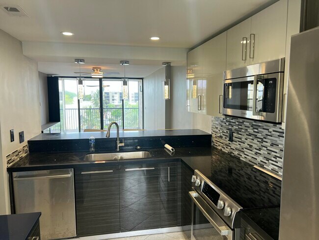 Building Photo - 17 Royal Palm Way