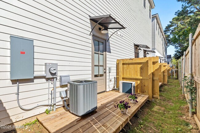 Building Photo - 206 Steiner Oaks