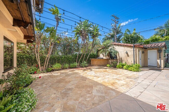Building Photo - 305 N Palm Dr