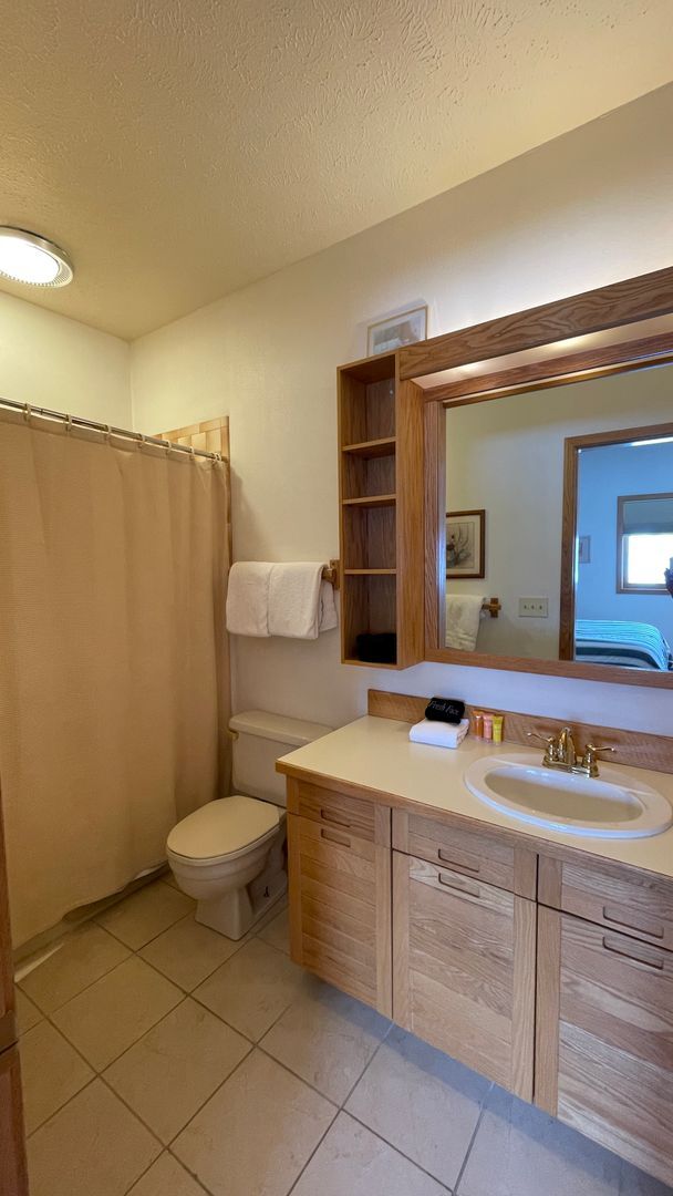 Building Photo - Sunny Bright 2 BDR 2 Bath Condo with Views