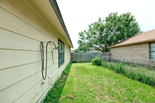 Building Photo - 2900 Mesquite Ln