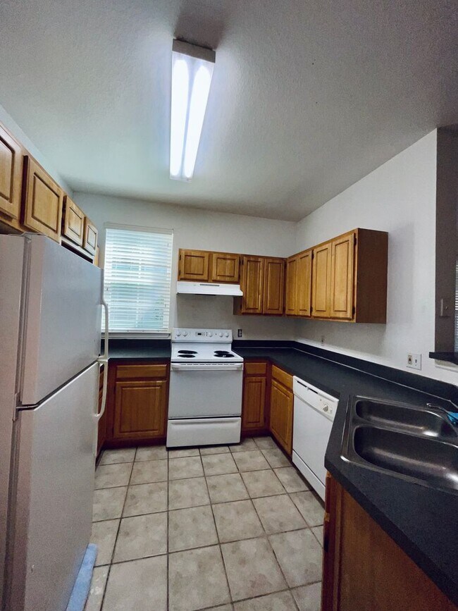 Building Photo - GREAT LOCATION!  SPACIOUS 3 BEDROOM 2 BATH...