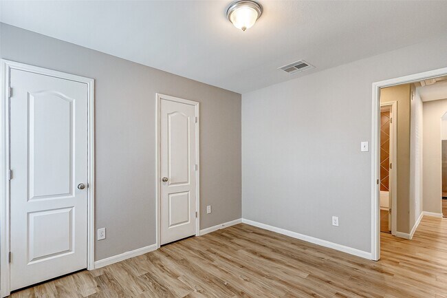 Building Photo - 12943 Pecan Shores Dr