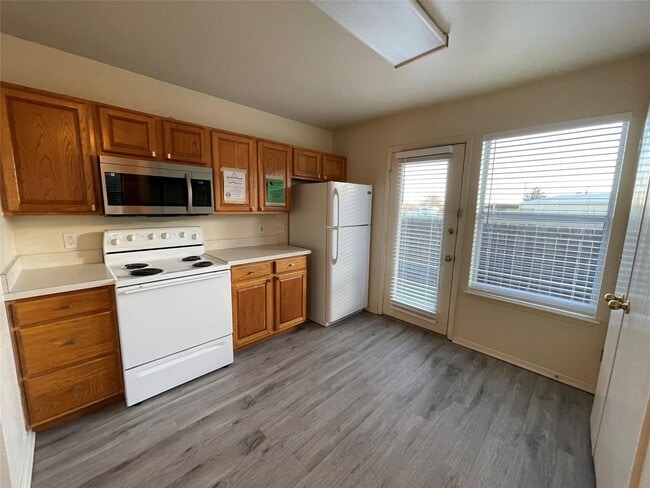 Building Photo - Cozy 2 Bedroom and 2 bathroom duplex for rent in Saginaw!