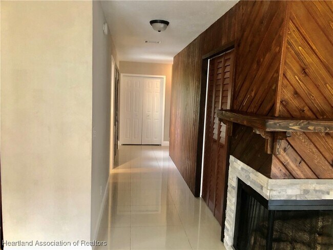 Building Photo - 4615 Lake Haven Blvd