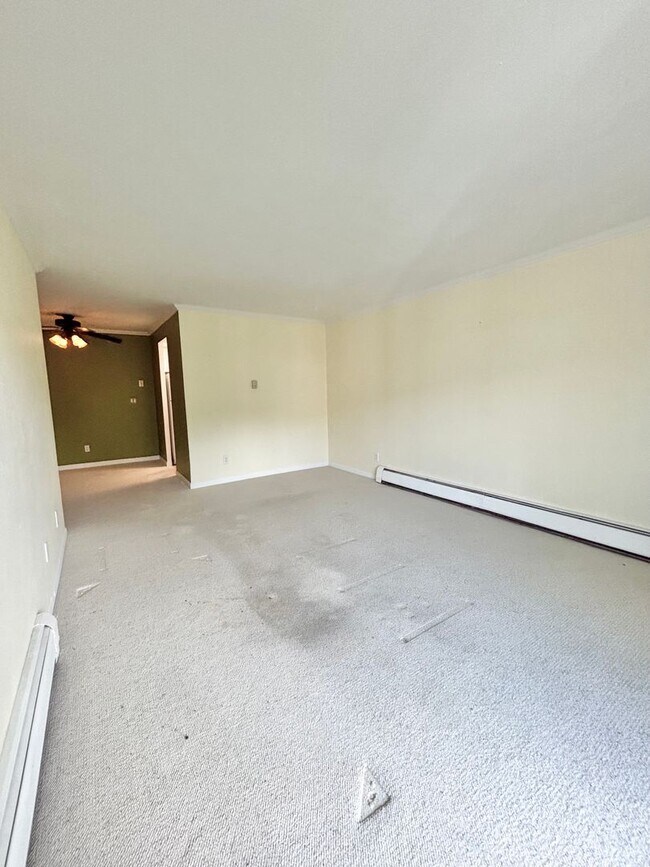 Building Photo - 1150 Golden Cir