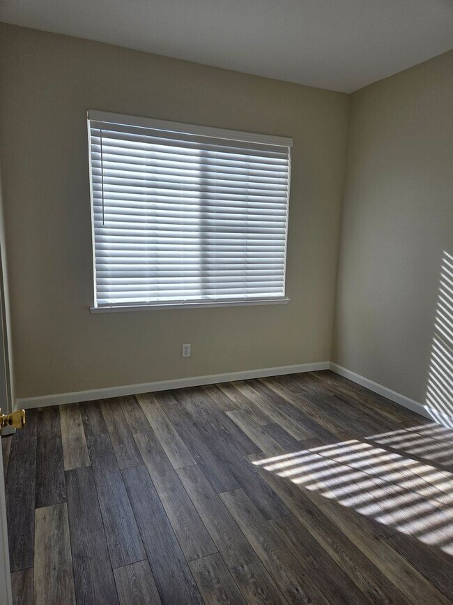 Building Photo - Cobble Hills Community - 3 Bdrm, 2 Bath