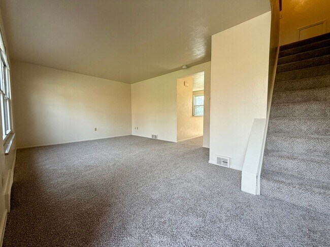 Building Photo - Gorgeous 2BR Townhouse in Plum! Washer & Dryer Included, Central A/C & More! Call Today!