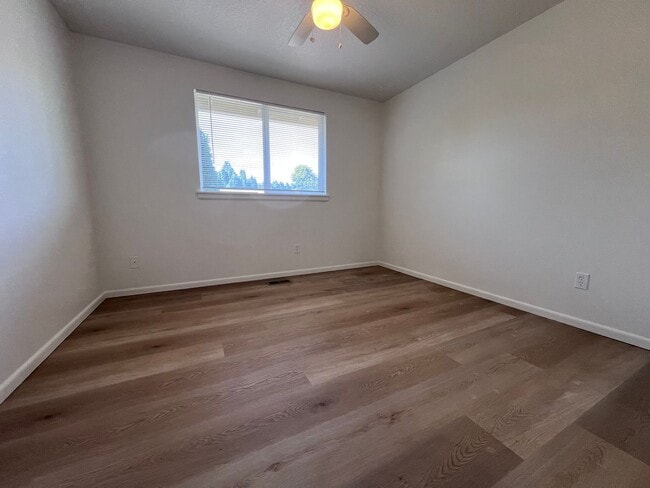 Building Photo - 1106 SW Fox Ct