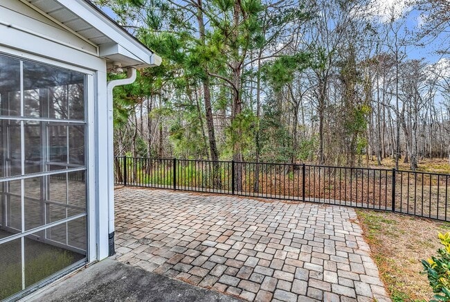 Building Photo - 765 Riverward Dr