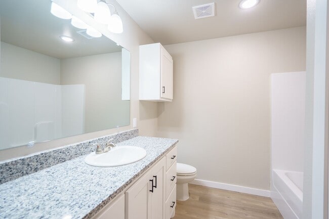 Building Photo - 3-Bedroom Townhome with Garage & Private Y...