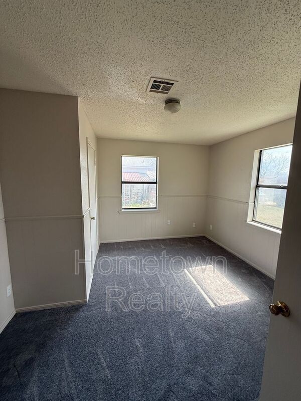 Building Photo - 5 W Farrall St