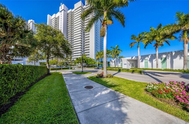 Building Photo - 14951 Royal Oaks Ln