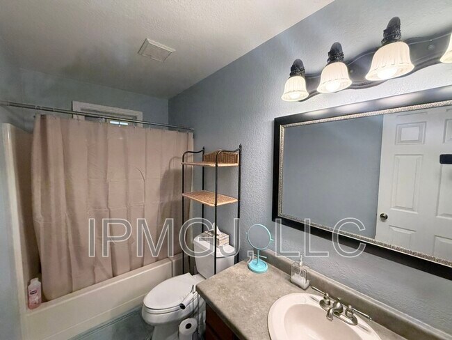Building Photo - 2718 Del Mar Dr
