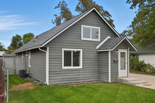 Building Photo - 1731 E Sanson Ave