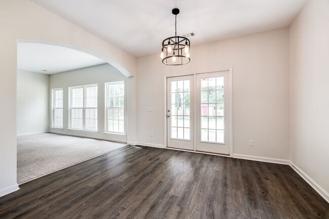 Building Photo - Spacious Custom 8 Bed 4.5 Bath Home on Lar...