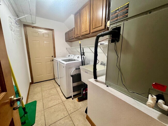 Building Photo - 1156 S Carpenter Ave