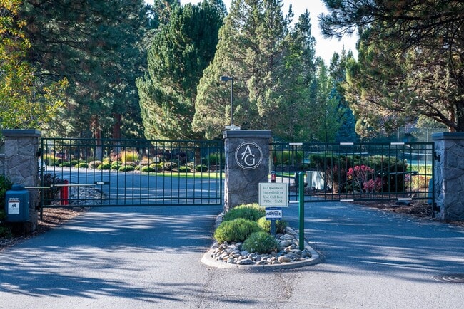 Building Photo - Single Level Gorgeous Awbrey Glen home!