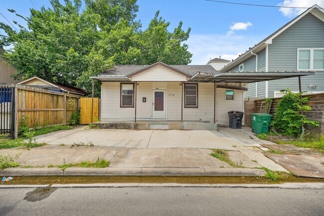 Primary Photo - 2716 Commerce St