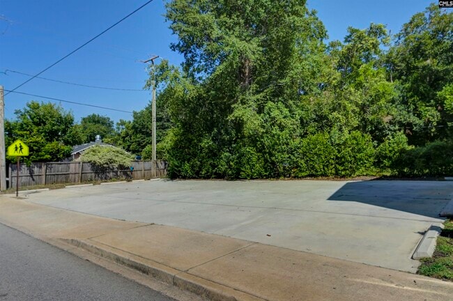 Building Photo - 2035 Rosewood Dr