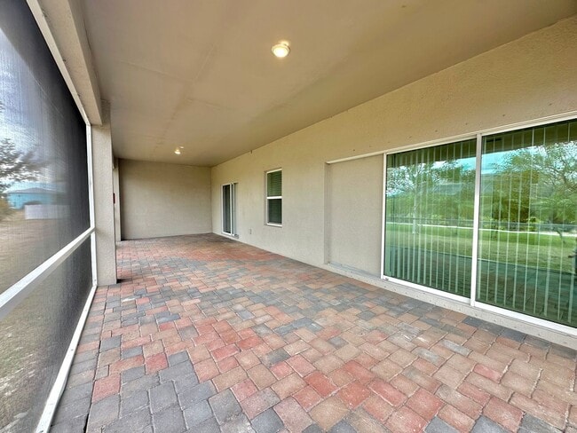 Building Photo - Huge Screened Lanai! Modern & Spacious 4 Bed 2 Bath