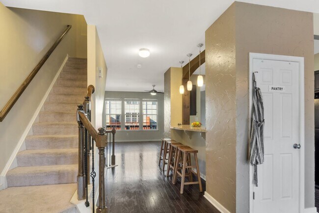 Building Photo - Spacious 3 Bedroom 3.5 Bathroom Townhome in Newport News
