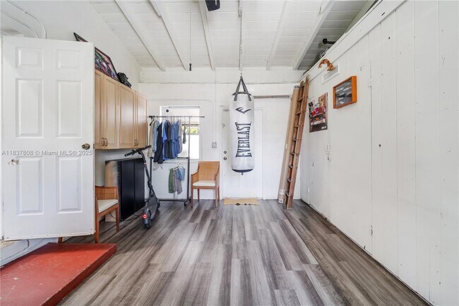 Building Photo - 1245 NE 154th St