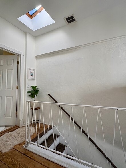 Building Photo - 706 Sears St