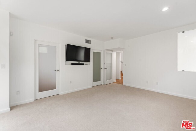 Building Photo - 900 N W Knoll Dr