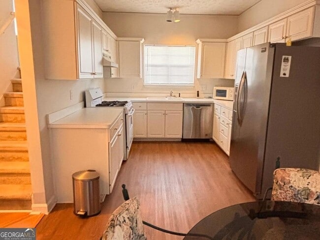 Building Photo - 474 Fraser St SE