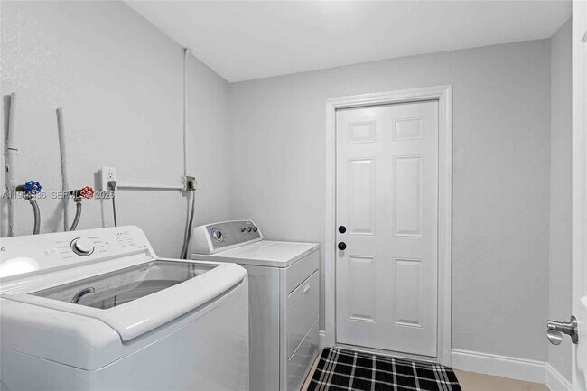 Building Photo - 1472 NE 62nd St