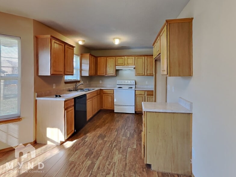 Building Photo - 701 N Pinewood Ave