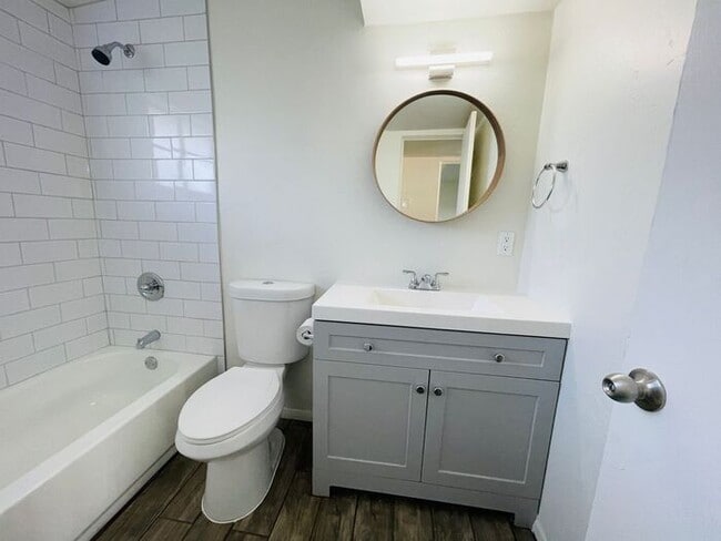 Building Photo - Fully Remodeled 2 Bed / 1 Bath Unit in Cen...