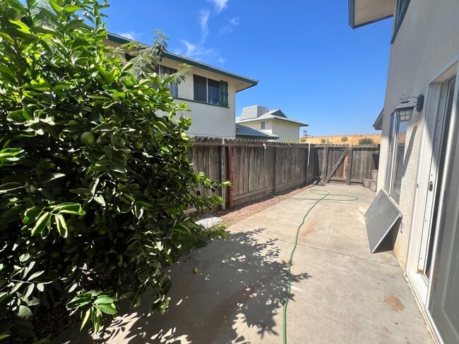 Building Photo - For Rent:  2BR/1.5BA Condo Near Fresno State