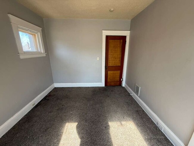 Building Photo - 4 BED 1 BATH SINGLE FAMILY HOME IN CLEVELAND!