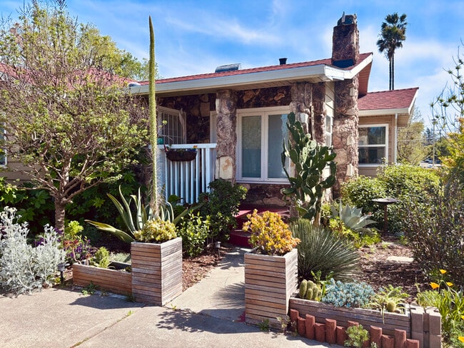 Building Photo - Welcome to this stunning 4-bedroom, 2-bath...