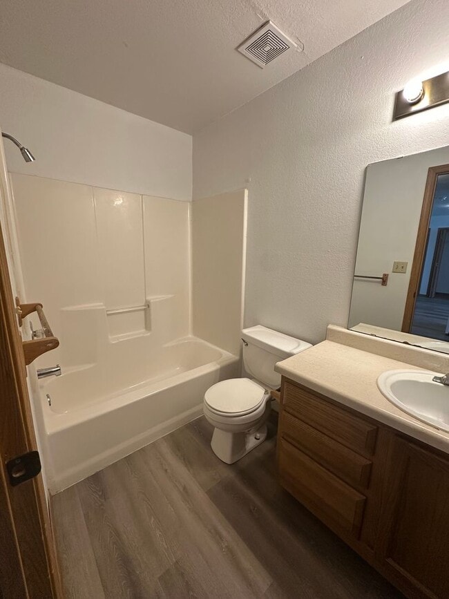 Building Photo - 1 bedroom 1 bath apartment available now!