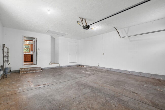 Building Photo - 303 S Suburban Ave