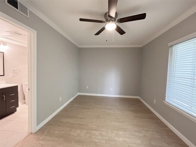 Building Photo - 1801 Stoney Brook Dr