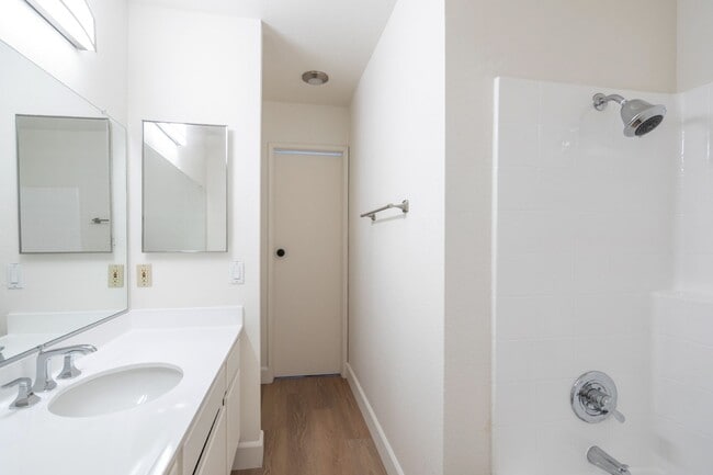 Building Photo - Townhome in Lake Forest